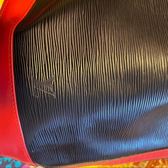 Louis Vuitton Epi Noé Bucket Bicolor Gm Shoulder Bag w/ Authenticity Certificate - Picture 8 of 11